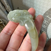 新疆和闐玉雕刻件吊墜掛件手把件擺件。手工雕刻青花籽料，大開門 歷史價格詳細信息