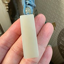 新疆和闐玉超薄隨行原石05，重量36.24G，質地細膩、沁色帶金皮、獨仔料，油潤包漿光澤自然、皮殼渾厚。 歷史價格詳細信息