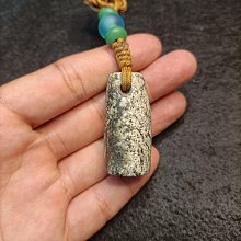 龍山文化玉墜實物拍攝，所見即所得當個把件不錯，不懂瞎賣，喜歡的藏友直接拍～ 歷史價格詳細信息