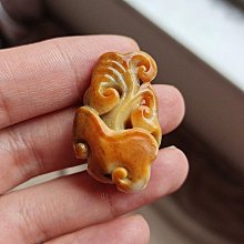 籽料新疆和闐白玉 獨籽灑金皮 金包玉 有開窗 整塊都是肉，肉細，真皮色，無二度上色 歷史價格詳細信息