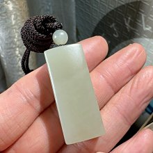 新疆和闐玉超薄隨行原石05，重量36.24G，質地細膩、沁色帶金皮、獨仔料，油潤包漿光澤自然、皮殼渾厚。 歷史價格詳細信息