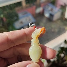 黃白河磨玉 -龍  吊墜 掛件   龍吸水寓意吸財 實物稍黃一些   玉質細膩油潤 下面皮子半玉化 皮竄肉  肉里有麻糖 歷史價格詳細信息