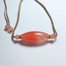 天然銅礦吊墜 全包裹體 晶體水潤，景色迷人，佩戴者可招財聚寶助事業，採用高檔18k金鑲嵌扣頭 裸石規格14.3毫米 此物屬高檔貨 售出不退換 歷史價格詳細信息