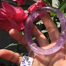 AAA+天然草莓晶手鍊～窄版～《朱23款》～手圍19.5號，內徑61mm寬12厚7mm～㊣鴿血紅！細細秀氣版型、鮮紅欲滴草莓晶！滿滿紅肉草莓籽！～｛熊寶貝珠寶｝ 歷史價格詳細信息