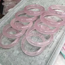 AAA+天然粉晶手鐲～窄版～《戀20款》，手圍18.5號，內徑58mm寬15厚10mm，晶瑩剔透、粉紅水晶+白水質感、半白半紅！㊣天然粉水晶手鐲～｛熊寶貝珠寶｝ 歷史價格詳細信息