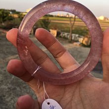 天然草莓晶手鐲～窄版～《愛2款》～手圍18號～內徑56寬11厚8mm紅草莓晶手環、晶晶亮亮草莓晶！紅潤美麗！天然草莓水晶手鍊、來自俄羅斯產地！～《熊寶貝珠寶》～ 歷史價格詳細信息