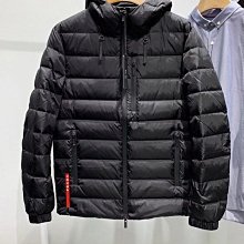 Prada 家24新款重工巨獻專柜同步路易24春季新品巨獻男女同款短袖，男女同款極具設計感的中性版型彰顯性格品味，采用260克純棉 NO15435 歷史價格詳細信息