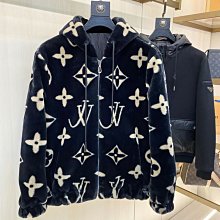 LV 羽絨背心 新款monogram 珩縫棉馬甲 採用襯墊科技，以全幅 Iv monogram 刺繡勾勒珩縫紋理。全內襯設計搭配柔軟羅紋衣領 歷史價格詳細信息