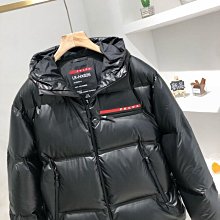 款式：普拉達Prada胸口盾徽羊毛毛衣顏色：圖片色尺碼：S-XXL面料：羊毛：全套無性別區分 男女同款 NO15912 歷史價格詳細信息