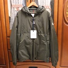 MONCLER 連帽羽絨外套，胸前Logo網布貼繡，背後地球搭配字母標識印花工藝，充絨量高，運用直充技術的完美填充 歷史價格詳細信息
