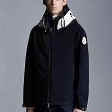 MONCLER 連帽羽絨外套，胸前Logo網布貼繡，背後地球搭配字母標識印花工藝，充絨量高，運用直充技術的完美填充 歷史價格詳細信息
