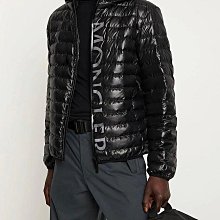 JANET 全新真品~~ MONCLER 白色 Slim Fit 短T 歷史價格詳細信息