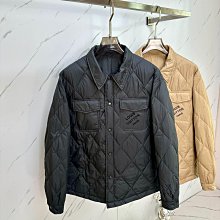 LV 羽絨背心 新款monogram 珩縫棉馬甲 採用襯墊科技，以全幅 Iv monogram 刺繡勾勒珩縫紋理。全內襯設計搭配柔軟羅紋衣領 歷史價格詳細信息