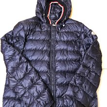 LV 羽絨背心 新款monogram 珩縫棉馬甲 採用襯墊科技，以全幅 Iv monogram 刺繡勾勒珩縫紋理。全內襯設計搭配柔軟羅紋衣領 歷史價格詳細信息