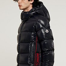 MONCLER 連帽羽絨外套，胸前Logo網布貼繡，背後地球搭配字母標識印花工藝，充絨量高，運用直充技術的完美填充 歷史價格詳細信息