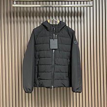 ‘’2023Ss秋冬新品男士牛仔褲奢華經典品牌LOGO配飾 專柜熱銷款 身穿著非常舒適 低調不失奢華 穿出去非常有檔次 褲型款式和 NO28299 歷史價格詳細信息