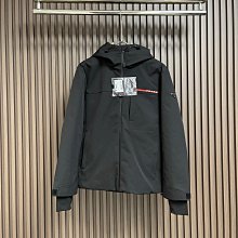 Prada 羽絨背心 外套 馬甲 ，胸前經典三角標點綴盡顯低調高級，時尚大方版型，背後壓膠工藝，帥氣！黑色 歷史價格詳細信息