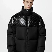 LV 羽絨背心 新款monogram 珩縫棉馬甲 採用襯墊科技，以全幅 Iv monogram 刺繡勾勒珩縫紋理。全內襯設計搭配柔軟羅紋衣領 歷史價格詳細信息