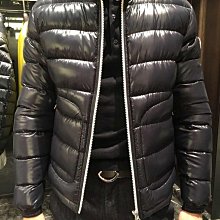 Moncler 藍色厚款羽絨外套 歷史價格詳細信息