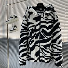 『名品站』Celine休閒外套 英倫風型男連帽外套 原單大牌 專櫃精品斑馬羊毛皮毛一體顆粒絨夾克10AT748 價格比較,價格查詢,歷史價格詳細信息