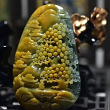 大型山水翡翠陰陽色掛件（雕工精美，雙色翡翠不多見，邊部有一道痕跡沒有打磨，徑8.1*2. 舊藏 古玩 翡翠 二手【古玩拍賣】-1083 歷史價格詳細信息
