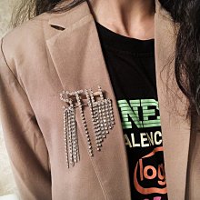 胸針 別針 女王字母胸針女韓國奢華大氣胸花高檔徽章裝飾別針開衫扣衣服配飾 衣服配飾-寶島百貨 歷史價格詳細信息