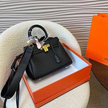 Hermes 這款飯盒包帆布的材質不壹樣，帆布的質感強，又耐用，經緯紗均用多股線交織，這款包采用的是粗帆布，使得織物堅牢耐折 歷史價格詳細信息