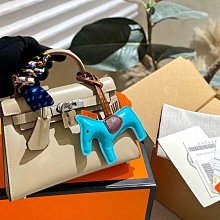 Hermes 這款飯盒包帆布的材質不壹樣，帆布的質感強，又耐用，經緯紗均用多股線交織，這款包采用的是粗帆布，使得織物堅牢耐折 歷史價格詳細信息