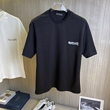 VERSACE范思哲 2024春夏新款歐洲專柜爆款 頂級GW款 時尚名星網紅款休閑短袖T恤（微闊版）尺碼：M~3XL(115～斤可 NO15691 歷史價格詳細信息