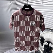 路易威登  2024春夏最新款時尚圓領短袖T恤，絲光棉面料，上身涼爽，貼膚舒適，吸汗透氣，耐看又好穿，logo徽章定位印花，，型男 NO28377 歷史價格詳細信息