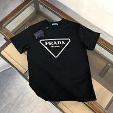 Prada T恤 上衣 貼膚舒適，耐看又好穿，經典簡約logo設計，極簡主義百搭造型單品高級又時髦 歷史價格詳細信息