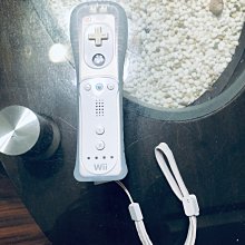 拚最便宜WII.WIIU原廠最新型含動感右手.可玩渡假勝地動感操控右手含紅外線感應器.拚最便宜9成新內建強化器型的把手 歷史價格詳細信息