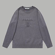 款式：普拉達Prada滿印高領羊毛毛衣顏色：圖片色尺碼：S-XXL面料：羊毛：全套無性別區分 男女同款 NO15900 歷史價格詳細信息