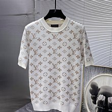 路易威登  2024春夏最新款時尚圓領短袖T恤，絲光棉面料，上身涼爽，貼膚舒適，吸汗透氣，耐看又好穿，logo徽章定位印花，，型男 NO28377 歷史價格詳細信息