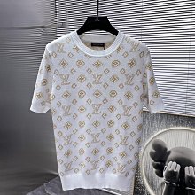 路易威登  2024春夏最新款時尚圓領短袖T恤，絲光棉面料，上身涼爽，貼膚舒適，吸汗透氣，耐看又好穿，logo徽章定位印花，，型男 NO28377 歷史價格詳細信息