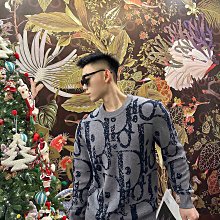 《字母提花+胸針披風》Size：137x152cm 成分 70%羊毛 20%真絲 10%羊絨 歷史價格詳細信息