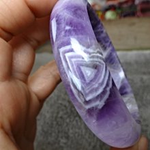 《藍晶寶石玉石特賣→〈手鐲系列→天然巴西清透紫水晶厚寬版手鐲→Y528工資都不夠 價格比較,價格查詢,歷史價格詳細信息