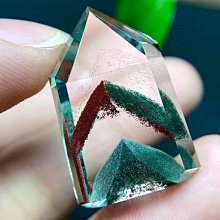 天然銅礦吊墜 全包裹體 晶體水潤，景色迷人，佩戴者可招財聚寶助事業，採用高檔18k金鑲嵌扣頭 裸石規格14.3毫米 此物屬高檔貨 售出不退換 歷史價格詳細信息