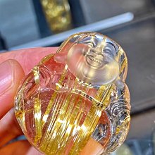 天然鈦晶彌勒佛吊墜 雕工精湛 全淨體，顏色金黃，面相祥和，佛佑有緣人，心中有佛，萬事皆順！52x33x8.5mm 此物屬高檔商品 售出不退換 歷史價格詳細信息