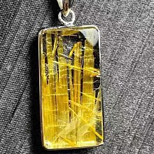 天然鈦晶平安無事牌吊墜，晶瑩剔透，純手工打磨拋光，顏色金黃，精緻完美，性價比超高，實物超美！佩戴招財聚財，18.7x9.6x4.8mm 歷史價格詳細信息