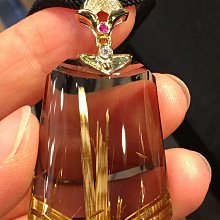 天然鈦晶平安無事牌吊墜，晶瑩剔透，純手工打磨拋光，顏色金黃，精緻完美，性價比超高，實物超美！佩戴招財聚財，18.7x9.6x4.8mm 歷史價格詳細信息