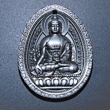 【雅之賞|佛教|藏傳文物】藥師佛+咒輪 琉璃吊墜護身掛件~042426 歷史價格詳細信息
