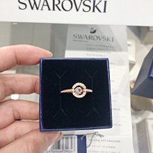 玫瑰藤水晶戒指(粉) 以線條勾勒出玫瑰藤蔓曲線之美，金屬鑲上眾多水鑽＃223粉紅玫瑰與 #001白鑽 歷史價格詳細信息