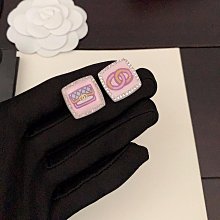 新款熱銷 小香歐美個性方塊鏤空粉鉆紅鉆包包三件套胸針女 明星大牌同款首飾 歷史價格詳細信息