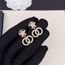 新款熱銷 小香歐美個性字母珍珠迷你小耳針兒女高級感名媛 明星大牌同款首飾 歷史價格詳細信息
