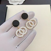 新款熱銷 小香歐美個性字母珍珠迷你小耳針兒女高級感名媛 明星大牌同款首飾 歷史價格詳細信息