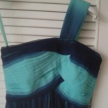 BCBG 深海藍荷葉滾邊100%蠶絲深V削肩洋裝 歷史價格詳細信息