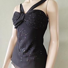 BCBG Maxazria 旗下 BCBGirls 是屬較年輕款式系列。黑及米色穿插薄紗搭配絲綢長禮服，前面V領後面交叉並綴以縫珠綴飾尺寸 2，有同色內裡無彈性 歷史價格詳細信息