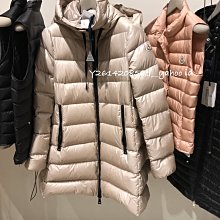 MONCLER 連帽羽絨外套，胸前Logo網布貼繡，背後地球搭配字母標識印花工藝，充絨量高，運用直充技術的完美填充 歷史價格詳細信息