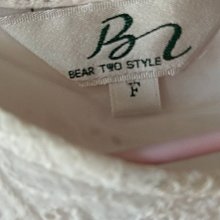 《夏出清》美國DKNY 純絲無袖洋裝~彩色鑽石型狀刺繡有紅，寶藍，綠，藍綠，紫，及金線點綴。多層次波浪裙擺。無彈性無拉鍊有全長內裡。尺寸P碼（約Xs~小M可穿） 歷史價格詳細信息